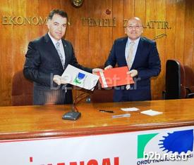 Ordu Ticaret Borsası Üyelerine Yönelik 36 Ay Vadeli Yüzde 25 İndirimli Ticari Kredi İmkanı İçeren Protokol Ziraat Bankası Samsun Bölge Yöneticisi Mahmut Şencar Ve Ordu Ticaret Borsası Başkanı Ziver Kahraman Arasında İmzalandı.