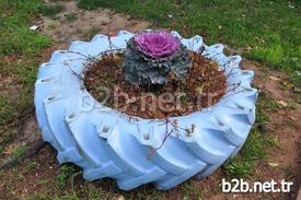 Mersin'in Silifke İlçesinde Belediye, Yeşil Alanları, Parkları, Kavşakları Ve Refüjleri Mevsime Dayanıklı Çiçeklerle Güzelleştirmeye Devam Ederken, Kendi Saksı İle Çiçeğini Kendi Atölye Ve Serasında Üretiyor.