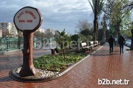 Mersin'in Silifke İlçesinde Belediye, Yeşil Alanları, Parkları, Kavşakları Ve Refüjleri Mevsime Dayanıklı Çiçeklerle Güzelleştirmeye Devam Ederken, Kendi Saksı İle Çiçeğini Kendi Atölye Ve Serasında Üretiyor.