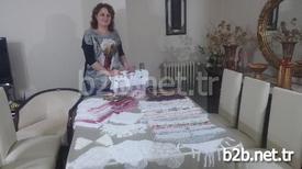 Çeyiz Sandıkları, Türk Kültüründe Önemli Bir Yere Sahiptir. Sandık Özenle Hazırlanır, Törenle Alınır, Gösterişli Şekilde Serilir. Sandıklarda, Her Eşyanın Bir Günlük Kullanmak İçin Olanı, Birkaç Tane De Misafir Ağırlamakta Kullanmak İçin Olanı Bulunur. Kızının Çeyizine Büyük Önem Veren Anneler, Her Parçayı Büyük Bir Fedakarlıkla, Hayır Dualarla, Umutlarla İşler.