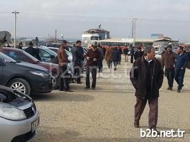 Malatya’da Her Pazar Açılan Açık Oto Pazarında Yoğunluk Yaşanmasına Rağmen Araç Satışlarında Durgunluk Yaşanıyor. Oto Satıcıları İse Bu Durgunluğu Geçen Sene Dondan Etkilenen Kayısıya Bağlıyor.