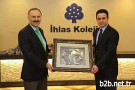 Çanakkale İl Milli Eğitim Müdürü Zülküf Memiş, İhlas Eğitim Kurumları Genel Müdürü Hami Koç'a Tablo Hediye Etti.