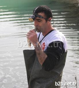 Görevlilerden Resul Arbat İse Çıkardığı Bir Balığı Öpüp Sevdikten Sonra Göle Bıraktı.