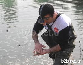 Görevlilerden Resul Arbat İse Çıkardığı Bir Balığı Öpüp Sevdikten Sonra Göle Bıraktı.