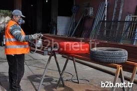 Mersin’in Silifke İlçe Belediyesi, Kendi Atölyesinde Özellikle Atıl Durumdaki Araç Lastiklerini Renk Renk Boyayarak Saksı Haline Getirip İlçenin Değişik Parklarında Kullanıyor. Silifkeliler Araç Lastiğinden Yapılan Saksılara Büyük İlgi Gösteriyor.