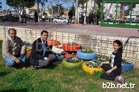 Mersin’in Silifke İlçe Belediyesi, Kendi Atölyesinde Özellikle Atıl Durumdaki Araç Lastiklerini Renk Renk Boyayarak Saksı Haline Getirip İlçenin Değişik Parklarında Kullanıyor. Silifkeliler Araç Lastiğinden Yapılan Saksılara Büyük İlgi Gösteriyor.