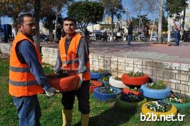 Mersin’in Silifke İlçe Belediyesi, Kendi Atölyesinde Özellikle Atıl Durumdaki Araç Lastiklerini Renk Renk Boyayarak Saksı Haline Getirip İlçenin Değişik Parklarında Kullanıyor. Silifkeliler Araç Lastiğinden Yapılan Saksılara Büyük İlgi Gösteriyor.