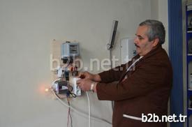 Erzurum’da Elektrik Teknisyeni Ebubekir Taşbaşı, Elektrik Kayıplarına Çözüm Bulduğunu Savundu. Taşbaşı, Elektrik Kesilmesi Durumunda Kayıp Kaçaktan Elde Ettiği Elektrikle Karanlıkta Kalmadığını Söyledi.