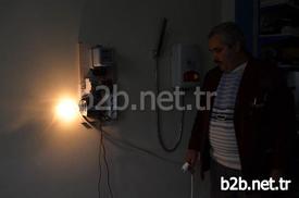 Erzurum’da Elektrik Teknisyeni Ebubekir Taşbaşı, Elektrik Kayıplarına Çözüm Bulduğunu Savundu. Taşbaşı, Elektrik Kesilmesi Durumunda Kayıp Kaçaktan Elde Ettiği Elektrikle Karanlıkta Kalmadığını Söyledi.