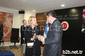 Ekonomi Bakanı Nihat Zeybekci, Finlandiya Avrupa İşleri Ve Ticaret Bakanı Lenita Toivakka Ve Beraberindeki Heyetle Ekonomi Bakanlığı’nda Bir Araya Geldi. Türkiye Ve Finlandiya’dan Çok Sayıda İş Adamının Da Katıldığı Görüşmede İki Ülke Arasında Ekonomik Ve Ticaret Ortak Komisyonu’nun (jetco) Kuruluşunu İçeren Jetco Anlaşması Da İmzalandı.