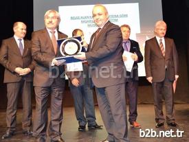 Balıkesir İl Milli Eğitim Müdürü Yusuf Cengiz’e Ödülü Müsteşar Yardımcısı Muhterem Kurt Tarafından Verildi.