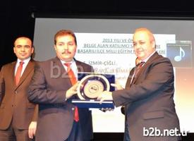 Edremit Milli Eğitim Müdürü Yusuf Koç Ödülünü Hayat Boyu Öğrenme Genel Müdürü Mustafa Kemal Biçerli Tarafından Verildi.