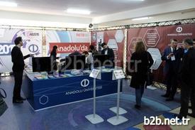 Anadolu Üniversitesi’nin Ev Sahipliğinde Düzenlenen 17. Akademik Bilişim Konferansı Kapsamında Açılan Açıköğretim Sistemi Standı Yoğun İlgi Görüyor. Standa Gelen Katılımcılarla Birebir Görüşen Anadolu Üniversitesi Rektör Yardımcısı Ve Açıköğretim Fakültesi Dekanı Prof. Dr. Yücel Güney, Açıköğretim Sistemi’nde Öğrenim Gören Yaklaşık 1,5 Milyon Öğrenciye Buradan Müjdeler Verdi.