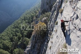 Antalya'nın Konyaaltı İlçesi Sınırları İçerisinde Bulunan Yaklaşık 1200 Rotalı Geyikbayırı Spor Kaya Tırmanışı Bölgesi’ne Maden Ocağı Açılmasının Planlanmasına Tepki Geldi.