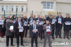 Çanakkale’nin Lapseki İlçesindeki Hüseyin Akif Terzioğlu Anadolu Lisesi Önünde Toplanan Eğitimciler Öğretmenlere Uygulanan Ücretsiz Nöbet Yükümlülüğünü Protesto Etti.