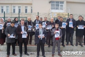 Çanakkale’nin Lapseki İlçesindeki Hüseyin Akif Terzioğlu Anadolu Lisesi Önünde Toplanan Eğitimciler Öğretmenlere Uygulanan Ücretsiz Nöbet Yükümlülüğünü Protesto Etti.