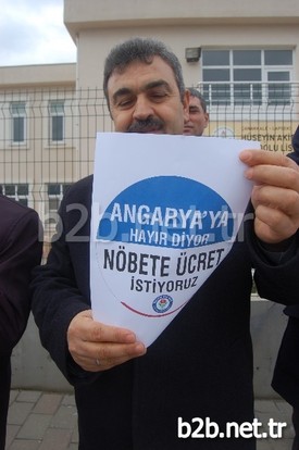 Çanakkale’nin Lapseki İlçesindeki Hüseyin Akif Terzioğlu Anadolu Lisesi Önünde Toplanan Eğitimciler Öğretmenlere Uygulanan Ücretsiz Nöbet Yükümlülüğünü Protesto Etti.