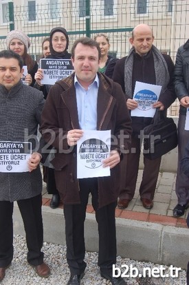 Çanakkale’nin Lapseki İlçesindeki Hüseyin Akif Terzioğlu Anadolu Lisesi Önünde Toplanan Eğitimciler Öğretmenlere Uygulanan Ücretsiz Nöbet Yükümlülüğünü Protesto Etti.