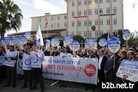 Antalya’da Eğitim-bir-sen Üyesi Yaklaşık 200 Kişilik Öğretmen Grubu, İl Milli Eğitim Müdürlüğü Önünde, ‘angaryaya Hayır, Nöbet Görevi İçin Ücret İstiyoruz’ Eylemi Yaptı.