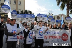 Antalya’da Eğitim-bir-sen Üyesi Yaklaşık 200 Kişilik Öğretmen Grubu, İl Milli Eğitim Müdürlüğü Önünde, ‘angaryaya Hayır, Nöbet Görevi İçin Ücret İstiyoruz’ Eylemi Yaptı.