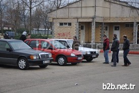 Yeni Yılın İlk Günlerinde İnegöl’ü Etkisi Altına Alan Yoğun Kar Yağışı Nedeniyle İnegöl’deki Çeşitli Pazarlara Ev Sahipliği Yapan Merkez Pazaryerinin Çatısının Çökmesi Üzerine İkinci El Oto Pazarı, Olayın Ardından Geçici Olarak İnegöl Oto Galericiler Sitesinde, Önceki Gün İse Nikah Salonu Önünde Kurulurken, Pazaryeri Konusundaki Belirsizlik Esnafları Yer Konusunda İkiye Böldü.