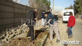 Şırnak'ın Silopi İlçe Belediyesi Yeşillendirme Çalışmaları Kapsamında, 3 Bin Fidanı Toprakla Buluşturdu.