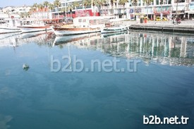 Muğla’nın Marmaris İlçesinde, Bir Tekne Tarafından Denize Boşaltıldığı İddia Edilen Sintine Suyu Ve Kirli Su Atıkları Çevre Kirliliğine Neden Oluyor. Sahil Güvenlik Ekipleri, Kirliliğe Neden Olan Tekne Hakkında İdari Ve Adli Soruşturma Başlattı.