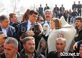 Gaziantep Büyükşehir Belediyesi Çiftçileri Desteğini Sürdürüyor. Daha Önce Çiftçilere Tohumluk Buğday Dağıtan Belediye, Şimdi De Küçükbaş Hayvanlar İçin Yem Dağıtımı Yaptı.