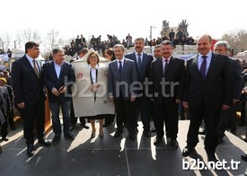 Gaziantep Büyükşehir Belediyesi Çiftçileri Desteğini Sürdürüyor. Daha Önce Çiftçilere Tohumluk Buğday Dağıtan Belediye, Şimdi De Küçükbaş Hayvanlar İçin Yem Dağıtımı Yaptı.