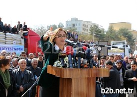 Gaziantep Büyükşehir Belediyesi Çiftçileri Desteğini Sürdürüyor. Daha Önce Çiftçilere Tohumluk Buğday Dağıtan Belediye, Şimdi De Küçükbaş Hayvanlar İçin Yem Dağıtımı Yaptı.