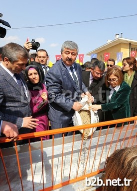 Gaziantep Büyükşehir Belediyesi Çiftçileri Desteğini Sürdürüyor. Daha Önce Çiftçilere Tohumluk Buğday Dağıtan Belediye, Şimdi De Küçükbaş Hayvanlar İçin Yem Dağıtımı Yaptı.