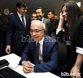 Açılış Sonrasında Ulaştırma Denizcilik Ve Haberleşme Bakanı Lütfi Elvan, Çağrı Merkezi’ne Gelen Çağrılara Cevap Verdi.