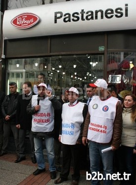 Bursa’da Kafkas Pasta Şekerleme Aş Firması Çalışanları 4 Kişinin Sendikaya Üye Olduğu İddiasıyla İşten Çıkartılmasının Ardından İş Bıraktı.