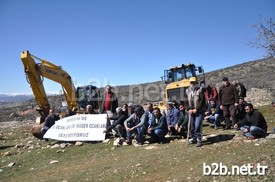 Tunceli’de Köylerinde Taş Ocağı İstemeyen Köylüler, İş Makinelerinin Çalışmasına İzin Vermezken, Olay Yerine Gelen Jandarma Ekipleri Güvenlik Önlemi Aldı.