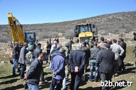 Tunceli’de Köylerinde Taş Ocağı İstemeyen Köylüler, İş Makinelerinin Çalışmasına İzin Vermezken, Olay Yerine Gelen Jandarma Ekipleri Güvenlik Önlemi Aldı.