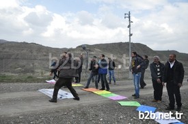 Tunceli’de Doğaseverler, 14 Mart Dünya Nehirler İçin Eylem Günü’nde Kentteki Baraj Ve Hes Projelerini Yumurta Atarak Protesto Etti.