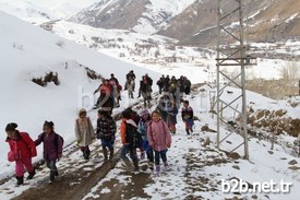 Van’ın Başkale İlçesinin Köprüağzı Mahallesinde Oturan 58 Öğrencinin Bazıları At Ve Eşek Sırtında, Bazıları Çamurlu Yolları Yaya Aşarak Okula Gidiyor.