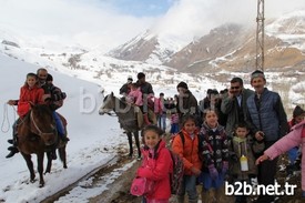 Van’ın Başkale İlçesinin Köprüağzı Mahallesinde Oturan 58 Öğrencinin Bazıları At Ve Eşek Sırtında, Bazıları Çamurlu Yolları Yaya Aşarak Okula Gidiyor.