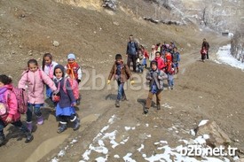 Van’ın Başkale İlçesinin Köprüağzı Mahallesinde Oturan 58 Öğrencinin Bazıları At Ve Eşek Sırtında, Bazıları Çamurlu Yolları Yaya Aşarak Okula Gidiyor.