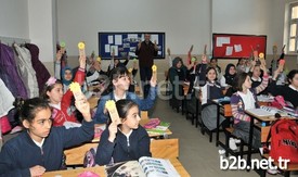 Keçiören Belediyesi, Çevre Çiçekleri Hareketi Projesi Kapsamında Çevre Eğitimi Alarak Çevre Müfettişi Olan Keçiören’deki Bütün İlköğretim 5’inci Sınıf Öğrencilerine Mavi Ladin Ve Kır Çiçekleri Tohumları Dağıtıyor.