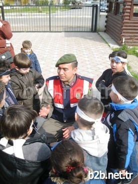 Balıkesir’in Ayvalık İlçesinde, Kısa Adı Asted Olan Aktif Sosyal Tüm Engelliler Dostları Genel Koordinatörü Görme Engelli Namık Tuncel’in Öncülüğünde Minik Öğrencilere Yönelik Trafik Eğitimlerinde Yeni Bir İlk Daha Yaşandı.