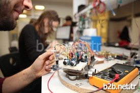 İzmir’de, Gediz Üniversitesi Robotik Kulübü (roboged), İki Robot Birden Yapıyor. Papatya Ve Lale İsimli İnsansı Robotlar, Türkçe Konuşuyor, Konuşulanları Anlayıp Cevap Veriyor, Çevresini Algılıyor.