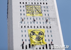 Greenpeace Akdeniz Üyeleri, Mersin'in Gülnar İlçesi Büyükeceli Mahallesi'ne Yapılması Planlanan Akkuyu Nükleer Santrali'ne Karşı 177 Metre Yüksekliğinde Olan Metropol'da 2 Dev Pankart Açtı.