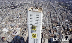 Greenpeace Akdeniz Üyeleri, Mersin'in Gülnar İlçesi Büyükeceli Mahallesi'ne Yapılması Planlanan Akkuyu Nükleer Santrali'ne Karşı 177 Metre Yüksekliğinde Olan Metropol'da 2 Dev Pankart Açtı.