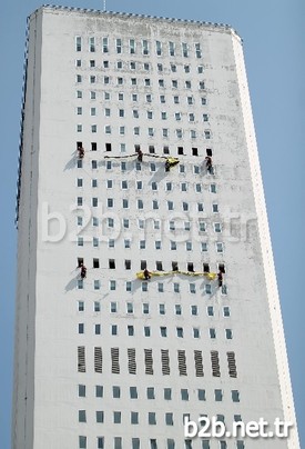 Greenpeace Akdeniz Üyeleri, Mersin'in Gülnar İlçesi Büyükeceli Mahallesi'ne Yapılması Planlanan Akkuyu Nükleer Santrali'ne Karşı 177 Metre Yüksekliğinde Olan Metropol'da 2 Dev Pankart Açtı.