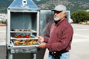 Muğla’nın Bodrum İlçesinde Yaşayan Emekli Kaptan, Güneş Enerjisiyle Kış Güneşinde Bile Meyve Ve Sebze Kurutulabilecek Kurutma Makinesi İcat Etti.
