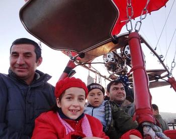 Nevşehir’in Ürgüp İlçesinde Okullarında Ziyaret Ettiği Çocuklara Balon Turu Sözünü Veren Kaymakam Alper Balcı’nın Sürprizi, Çocukları Mutluluktan Havalara Uçurdu.