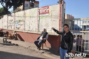 Okulun Etrafının Demir İle Kapalı Olduğunu Söyleyen Zeynep Fidan (fotoğrafta), ''ben Çocuğumu Birinci Sınıfa Kayıt Ettirmeye Geldiğim Zaman, Müdür Yardımcımıza, ‘okulumuz Neden Kapalı Cezaevi Gibi Çevrili’ Dedim. O Da Bana, ‘daha Önceden Ortaokul Öğrencileri Okuduğu İçin Ve Okulun Çevresinde Uyuşturucu Madde Satıldığından Bu Şekilde Çözüm Ürettik. Ama Yavaş Yavaş Kaldırılacak‘ Dedi. Ama 3 Senedir Kapı Haricinde Hiçbir Gelişme Olmadı’’ Dedi