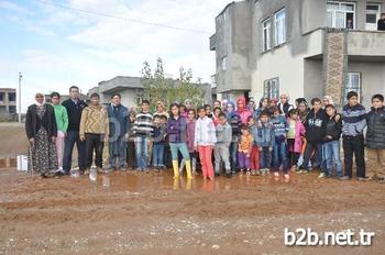 Adıyaman’ın Kahta İlçesi, Turgut Özal Mahallesinde İkamet Eden Vatandaşlar, Kış Mevsiminin Gelmesiyle Mahalle Yollarının Çamur Deryasına Tepki Göstererek Yetkililerden Yollarının Yapılmasını İstediler.