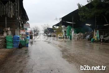 Bursa’da Devletin Doğalgazlı Evlere Kömür Yardımı Yaptığını İddia Eden Mahrukatçılar, Bursa’nın Toplam Kömür Tüketiminin 60 Bin Ton Olduğunu, Bunun 50 Bin Tonunu Devletin Vatandaşa Yardım Olarak Dağıttığını Öne Sürdü. Mahrukatçılar, Teknolojinin Ve Kömür Yardımlarının Esnafı Bitirdiğini Söyledi.